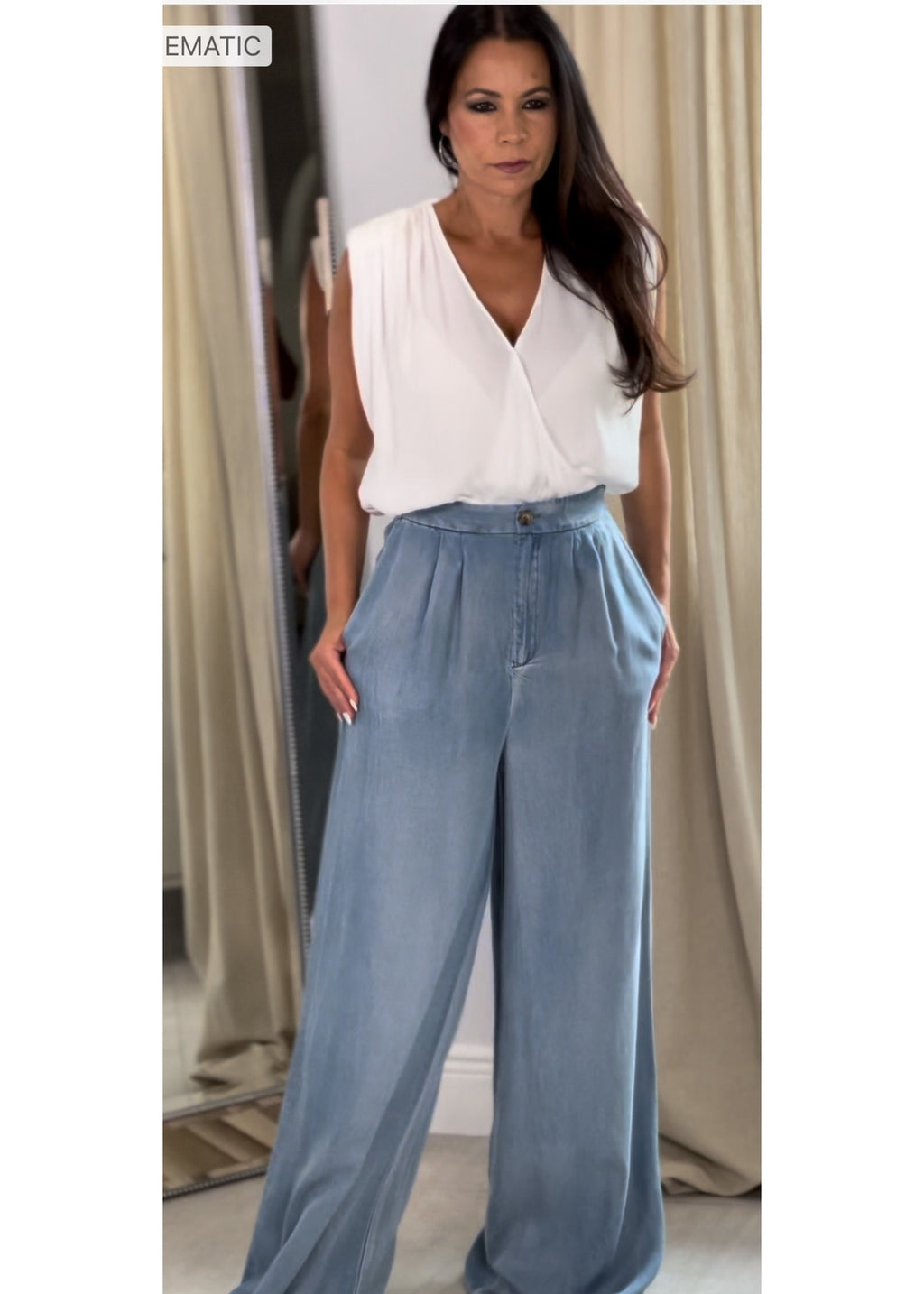117432 Sleeveless V-Neck Top